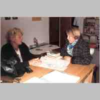 594-1044 Sieglinde Kenzler im Gespraech mit der Lehrerin Anna Mitschejewa. Es geht um eine Partnerschule in Deutschland.jpg